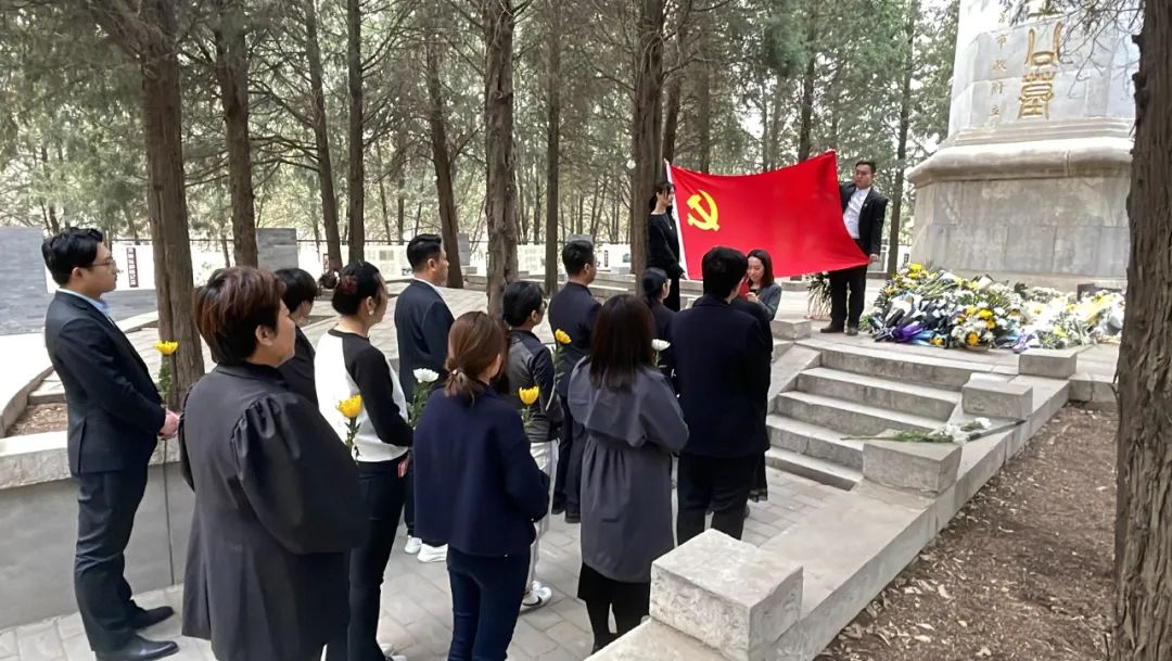 康衆時(shí)代黨支部開(kāi)展祭拜“三一(yī)八”烈士公墓活動