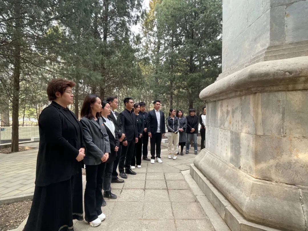 康衆時(shí)代黨支部開(kāi)展祭拜“三一(yī)八”烈士公墓活動