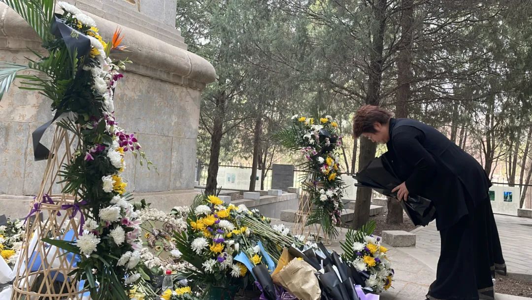 康衆時(shí)代黨支部開(kāi)展祭拜“三一(yī)八”烈士公墓活動