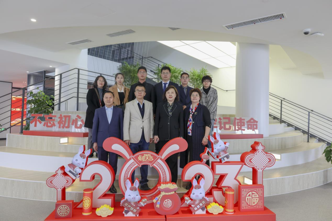 浩浩國(guó)藥，蕩蕩國(guó)風(fēng)；載深履厚，與時(shí)俱新