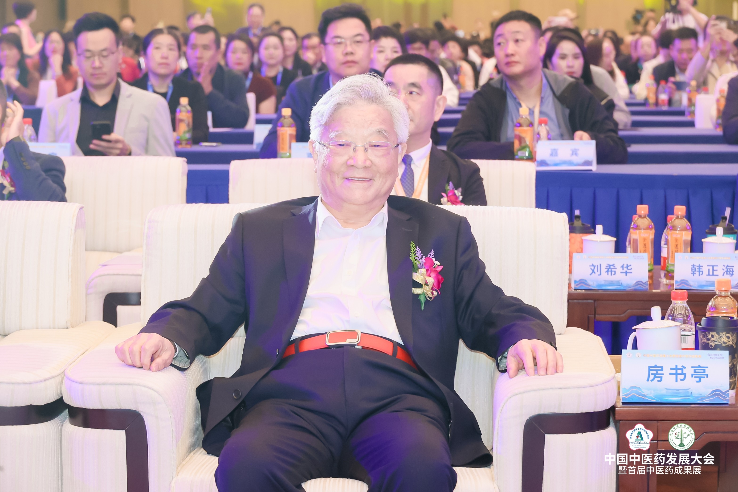 康衆集團與雄促會(huì)達成戰略合作(zuò),正式成為(wèi)副會(huì)長(cháng)單位,攜手助力中醫(yī)藥高(gāo)質量發展! 康衆集團與雄促會(huì)達成戰略合作(zuò),正式成為(wèi)副會(huì)長(cháng)單位,攜手助力中醫(yī)藥高(gāo)質量發展!