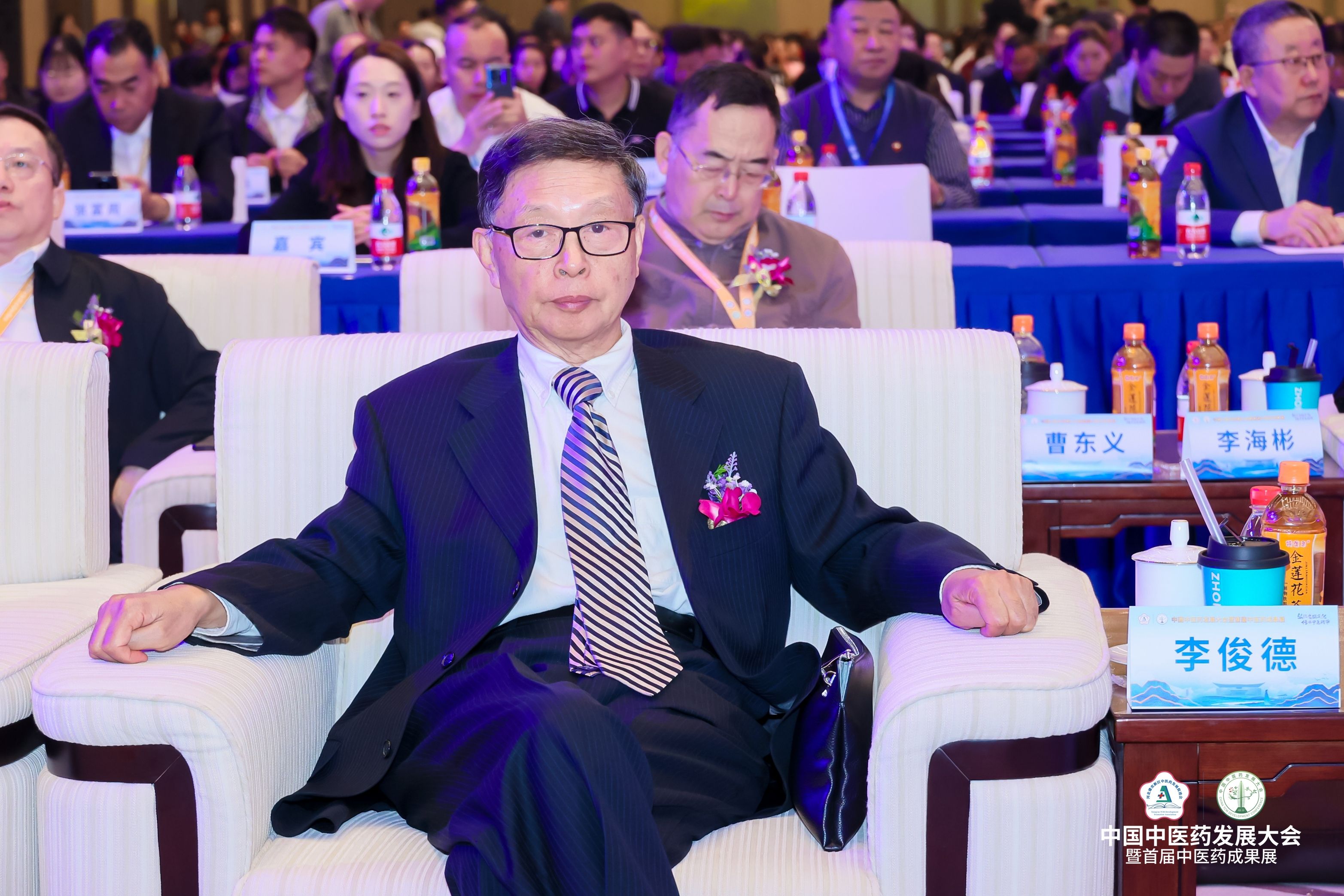 康衆集團與雄促會(huì)達成戰略合作(zuò),正式成為(wèi)副會(huì)長(cháng)單位,攜手助力中醫(yī)藥高(gāo)質量發展! 康衆集團與雄促會(huì)達成戰略合作(zuò),正式成為(wèi)副會(huì)長(cháng)單位,攜手助力中醫(yī)藥高(gāo)質量發展!