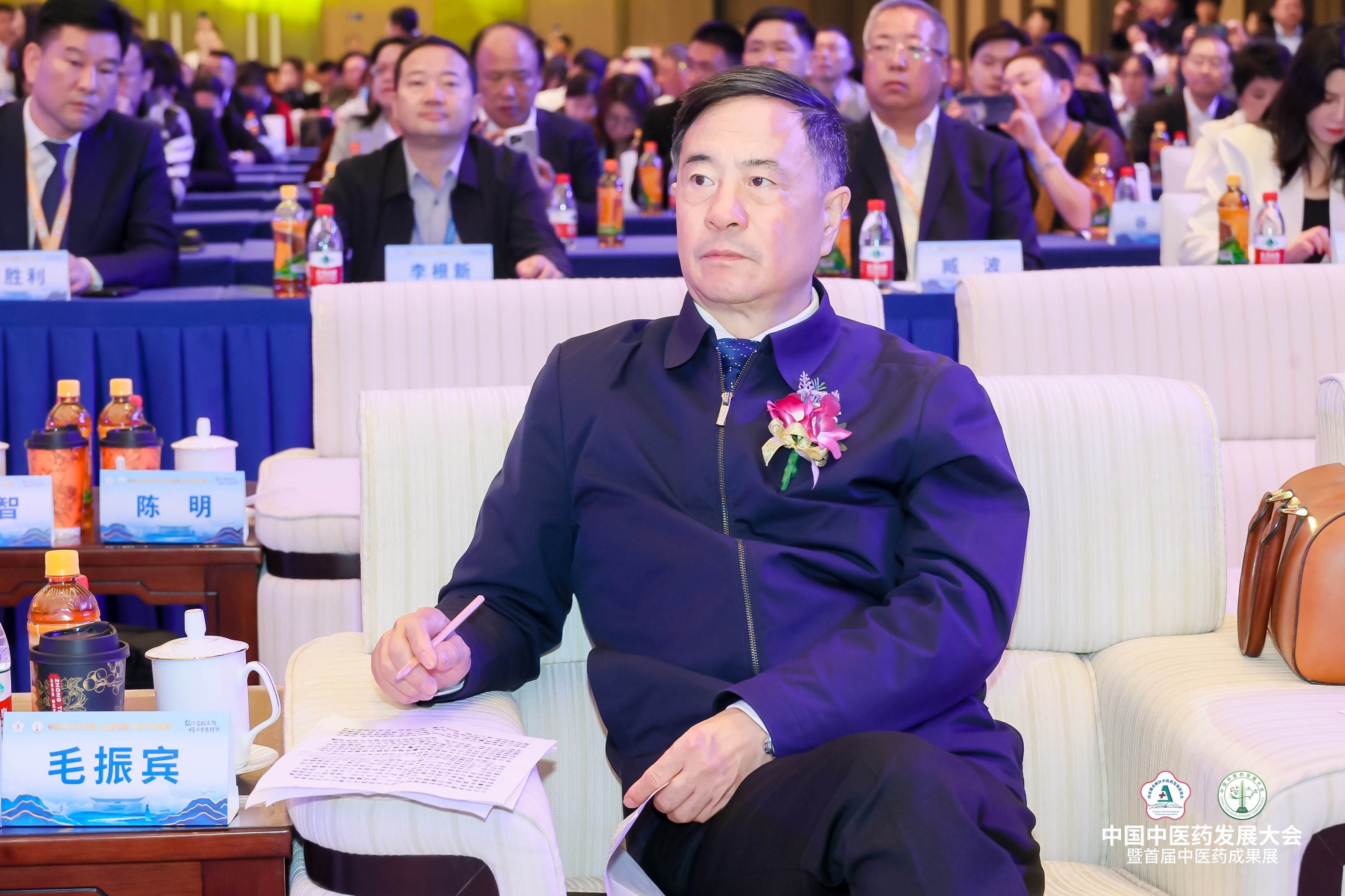 康衆集團與雄促會(huì)達成戰略合作(zuò),正式成為(wèi)副會(huì)長(cháng)單位,攜手助力中醫(yī)藥高(gāo)質量發展! 康衆集團與雄促會(huì)達成戰略合作(zuò),正式成為(wèi)副會(huì)長(cháng)單位,攜手助力中醫(yī)藥高(gāo)質量發展!