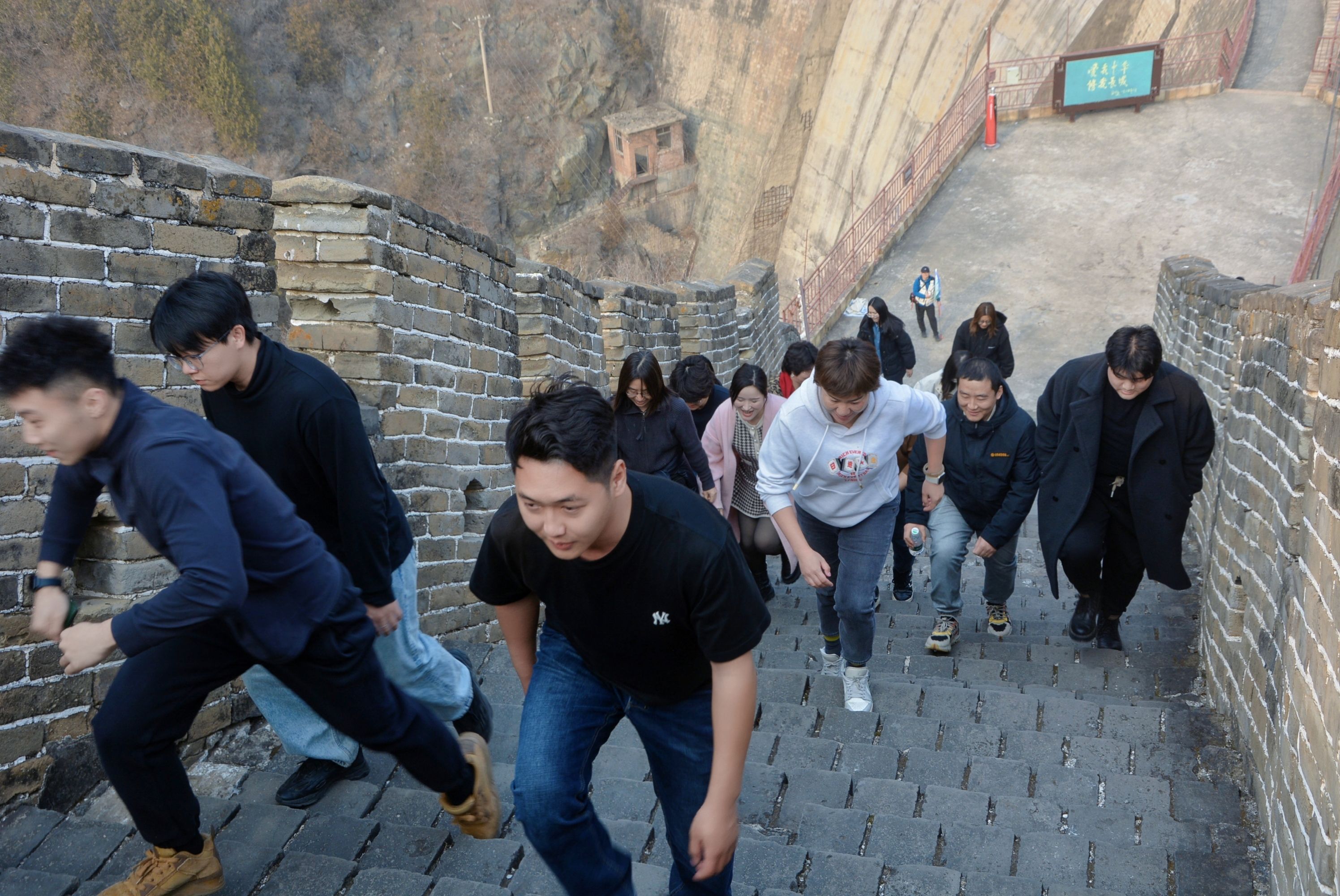 重溫峥嵘歲月(yuè)，緬懷革命先烈——康衆集團黨支部赴響水(shuǐ)湖(hú)長(cháng)城(chéng)紅(hóng)色教育基地(dì)開(kāi)展主題黨日(rì)活動