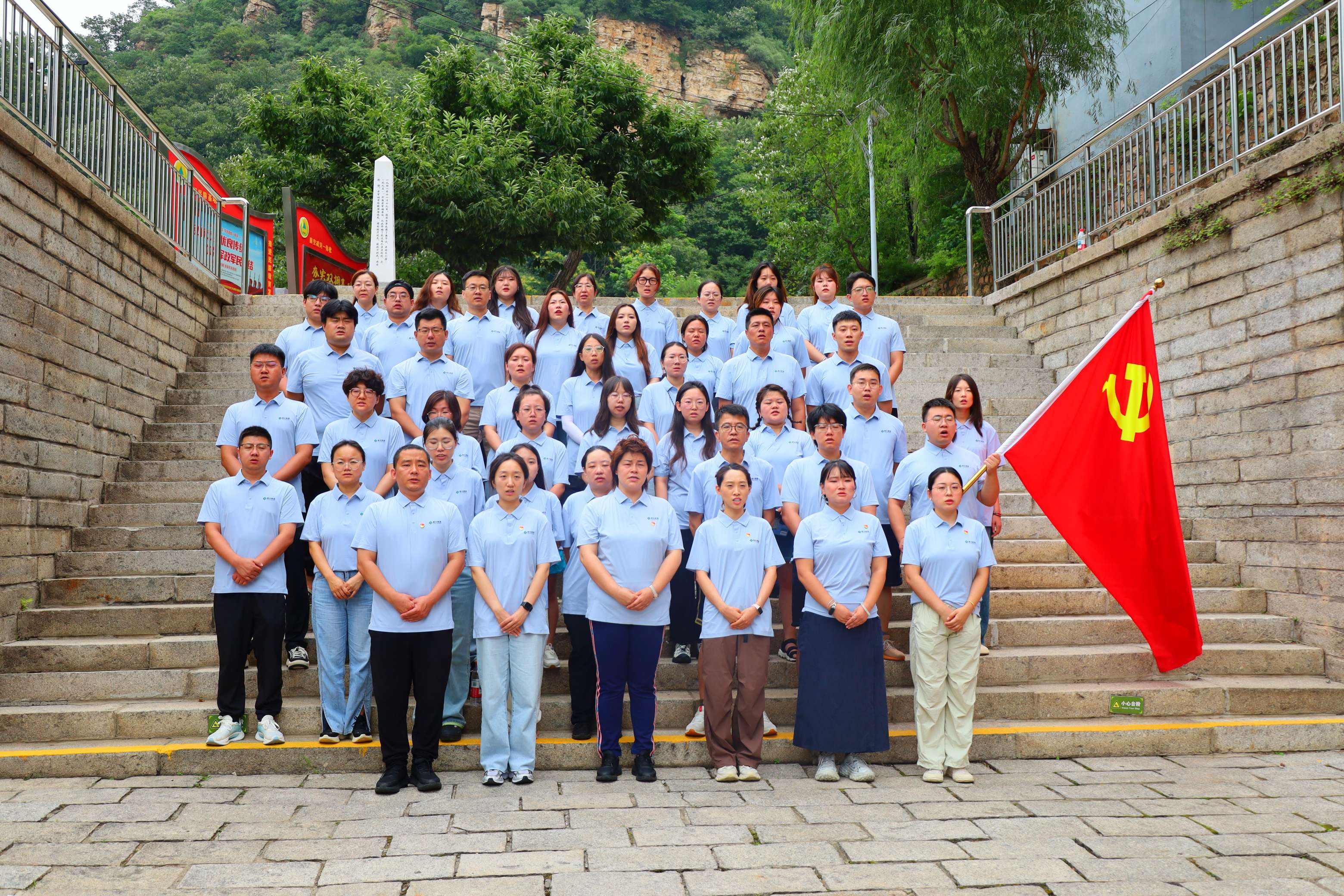 銘記反法西(xī)斯曆史，弘揚和(hé)平奮鬥精神 ——康衆集團黨支部赴魚子(zǐ)山(shān)抗日(rì)戰争紅(hóng)色基地(dì)開(kāi)展主題黨日(rì)活動